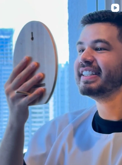 Paciente conferindo o novo sorriso no espelho