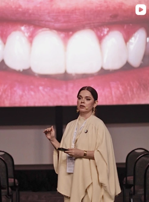 Dra. Paula Cardoso durante apresentação profissional